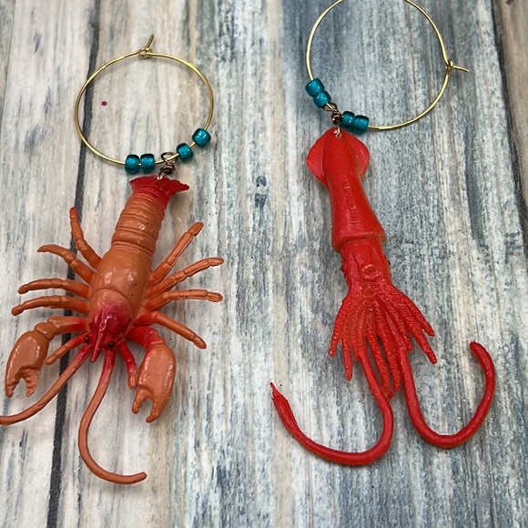⭐️Adorned Crown Artisan Assemblage aquarium collection crab squid earrings - Picture 5 of 9